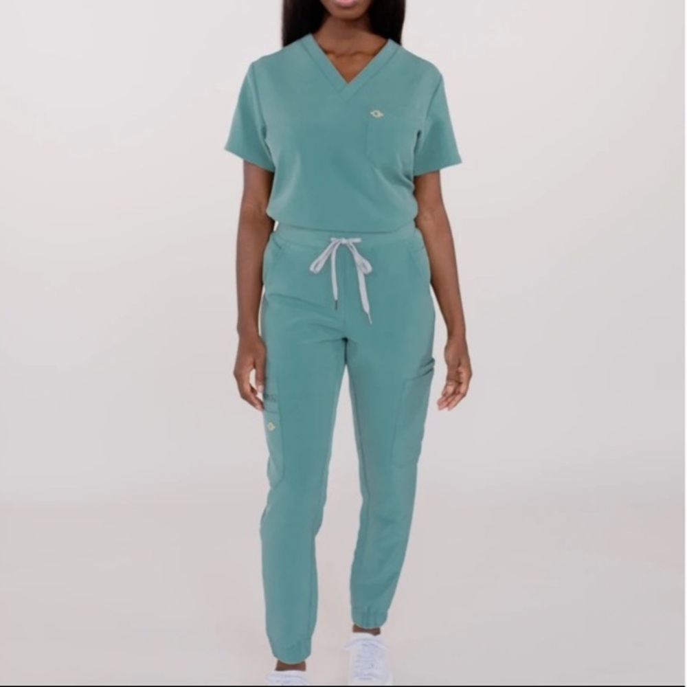 Luna scrub set in light grey
